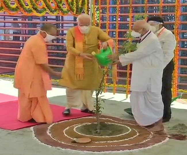 PM ने परिसर में पारिजात का पौधा लगाकर पर्यावरण संरक्षण का दिया संदेश